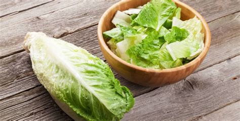 Foto de lechuga fresca y crujiente después de ser revivida