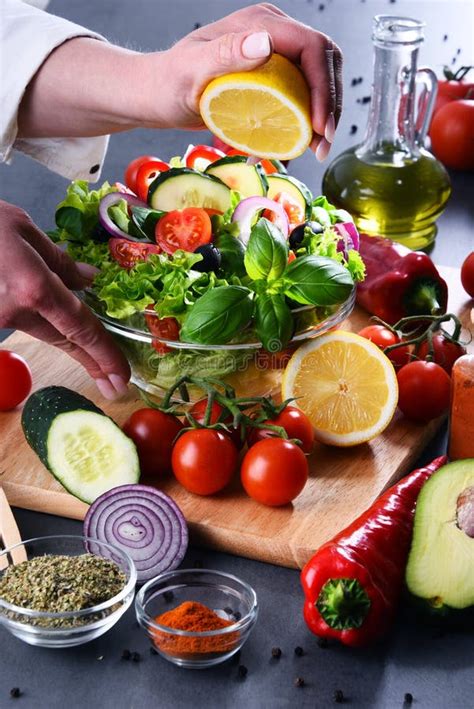 Preparación de los ingredientes frescos para la ensalada