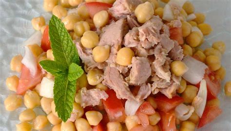 Mezcla final de la ensalada de garbanzos con atún