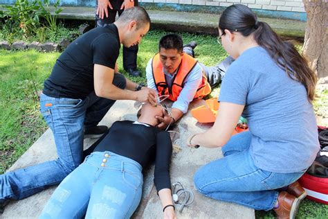 Carabinero realizando primeros auxilios o escena de rescate médico