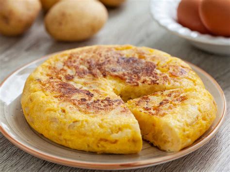 Tortilla de patatas cuajándose en sartén antiadherente