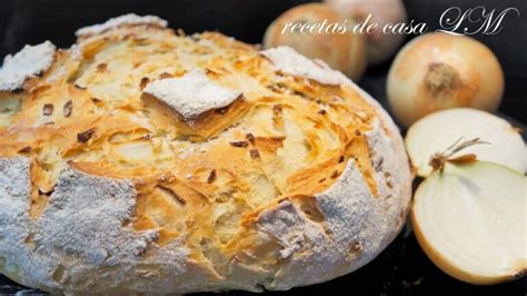 Pan de cebolla casero en una mesa con acompañamientos