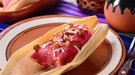 Foto de tamales dulces variados con piña, coco y pasas