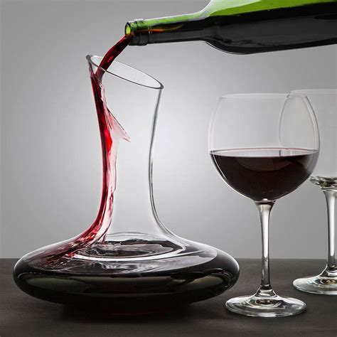 Fotografía de un decantador de vino con vino siendo vertido lentamente para separar sedimentos.
