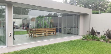 Foto de una galería con parrilla y cerramiento de vidrio templado