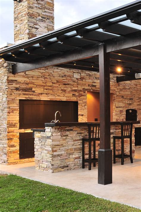 Galería con parrilla, horno de barro y mesada de Silestone