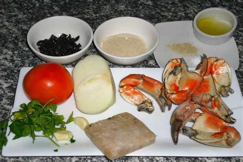 ingredientes frescos para una salsa de jaiba, incluyendo jaiba desmenuzada, cebolla, pimentón, especias y crema