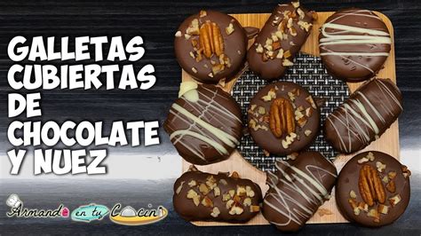 Galletas de nuez cubiertas con chocolate negro derretido