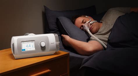 Imagen de un equipo CPAP con su humidificador, destacando dónde se añade el agua.