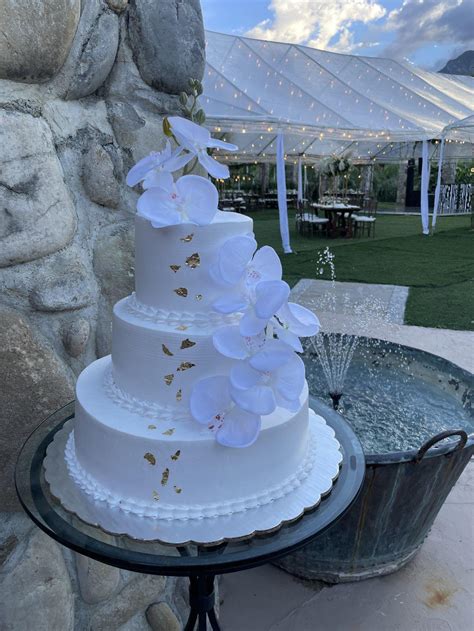 Pastel de bodas con detalles brillantes, pedrería y diseño geoda