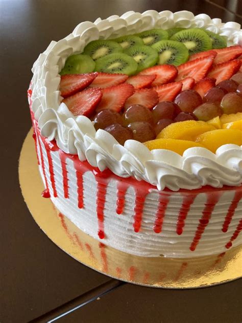 Pastel de bodas decorado con frutas frescas de temporada, ideal para exteriores