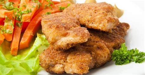 Esquema de preparación del pollo empanizado paso a paso: harina, huevo y pan rallado