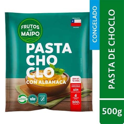Plato de pasta de choclo cremosa con hojas de albahaca