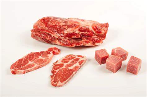 Carne de cerdo congelada en un recipiente sellado con fecha