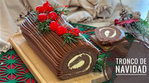 Fotografía detallada de un tronco de Navidad decorado con texturas de tenedor y motivos navideños