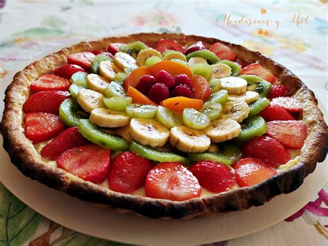 Tarta de crepes decorada con frutas y crema