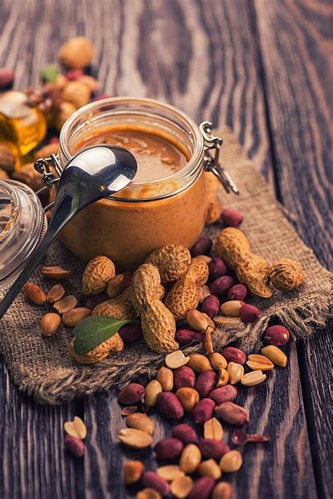 Imagen ilustrativa de un tarro de mantequilla de maní natural junto a ingredientes frescos como avena y frutos secos.