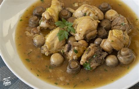 Ingredientes frescos y variados para la receta de pollo con champiñones y boletus.