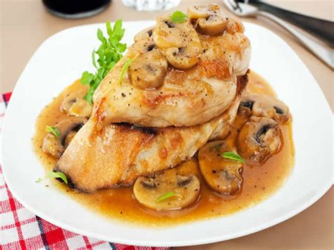 Proceso de cocción del pollo y los champiñones en la Thermomix.