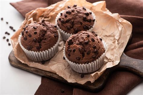 Magdalenas veganas con pepitas de chocolate en un molde