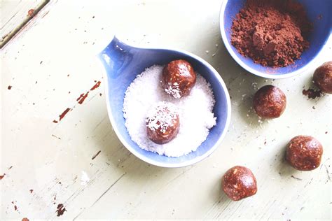 Trufas energéticas de dátiles decoradas con coco rallado y cacao