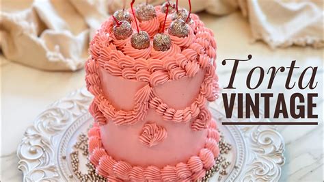 Fotografía profesional de una tarta estilo vintage decorada con una rosa de chocolate modelable y detalles perlados