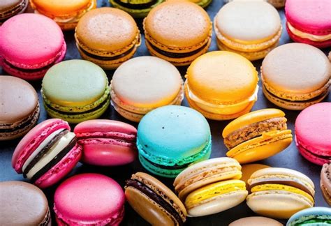 Surtido de macarons de diferentes colores y sabores