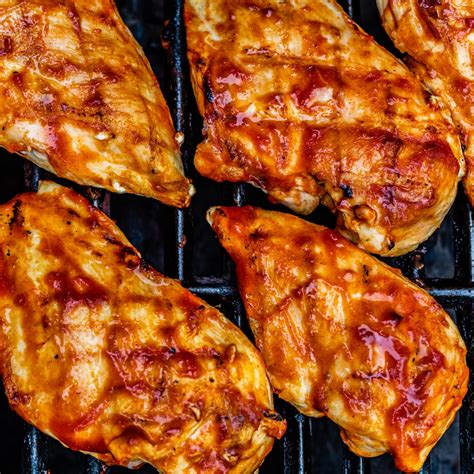 Foto de pollo a la parrilla con diferentes marinados (orégano, chimichurri, picante)