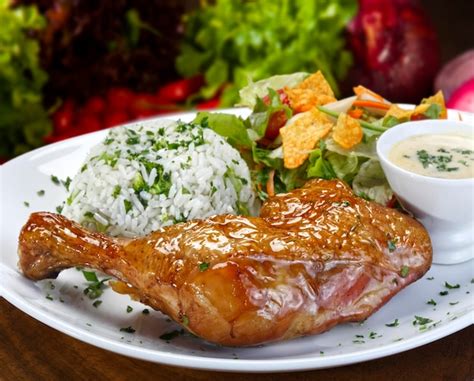 Collage de platos de pollo preparado con guarniciones (arroz, ensalada, puré, fajitas)