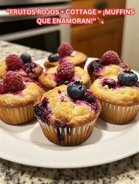 Infografía comparando el contenido nutricional de muffins tradicionales con muffins de ricotta y frutos rojos, destacando beneficios como fibra y antioxidantes.