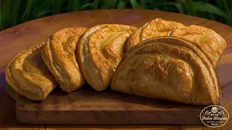 Ilustración de una empanada de queso de hoja horneada con su corte transversal mostrando el relleno.