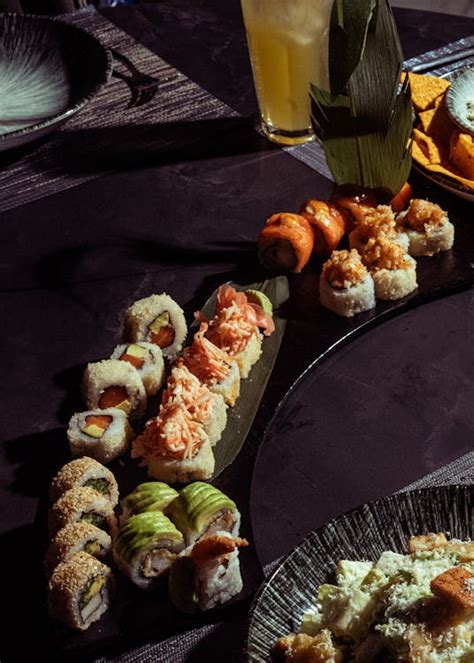 Fotografía de un plato variado de sushi de Nokona Sushi