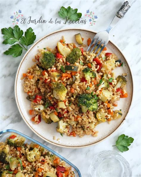Fotografía de un plato de arroz integral preparado con vegetales frescos