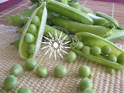 Arvejas frescas y arroz en un bol, listos para cocinar