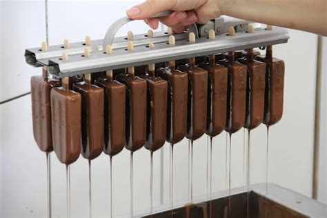 Esquema de los pasos para hacer paletas heladas de chocolate, desde la mezcla hasta el moldeado y congelación.