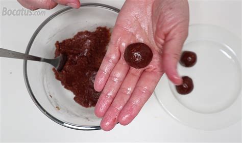 Proceso de mezclado de bizcocho con ganache para formar masa de trufa.