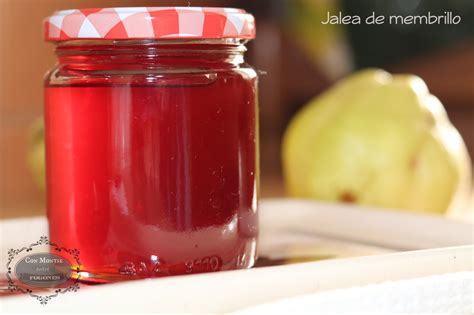 Frascos de jalea de membrillo casera
