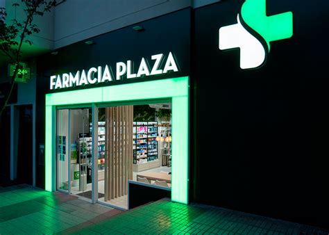 Fachada de una farmacia moderna