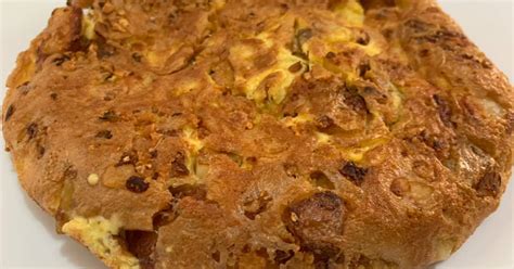 Fotografía de una tortilla con chicharrones recién horneada, decorada con un glaseado ligero y canela en polvo.