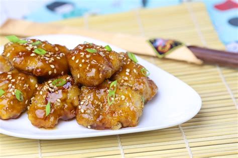 Imagen de un pollo al ajonjolí jugoso y dorado con semillas de sésamo espolvoreadas.