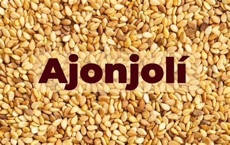 Imagen de los ingredientes frescos para el pollo al ajonjolí: muslos de pollo, ajonjolí, jengibre, ajo, cebolla y salsas.