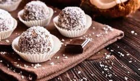 Fotografía final del postre de cacao y coco servido en un plato, mostrando su textura suave.