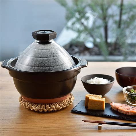 Detalle de una olla arrocera tradicional japonesa Hagama Banko Donabe, destacando su material de cerámica y su diseño artesanal.
