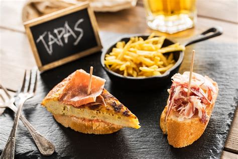 Ilustración de una mesa variada con diferentes tapas españolas
