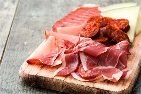 Variedad de embutidos españoles, como chorizo y jamón