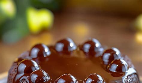Primer plano de una salsa de chocolate brillante y sedosa.