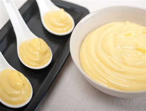Esquema comparativo de la crema inglesa y la crema pastelera, destacando sus diferencias de textura e ingredientes.