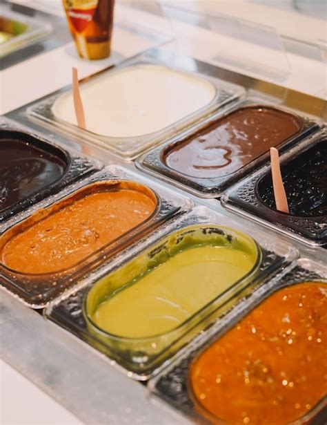 Collage de diferentes salsas dulces servidas sobre diversos postres.