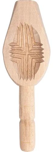 Moldes tradicionales de madera para maamoul con diferentes grabados.