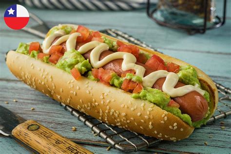 Ilustración de un pan de hot dog chileno cortado por la mitad para mostrar su miga blanda